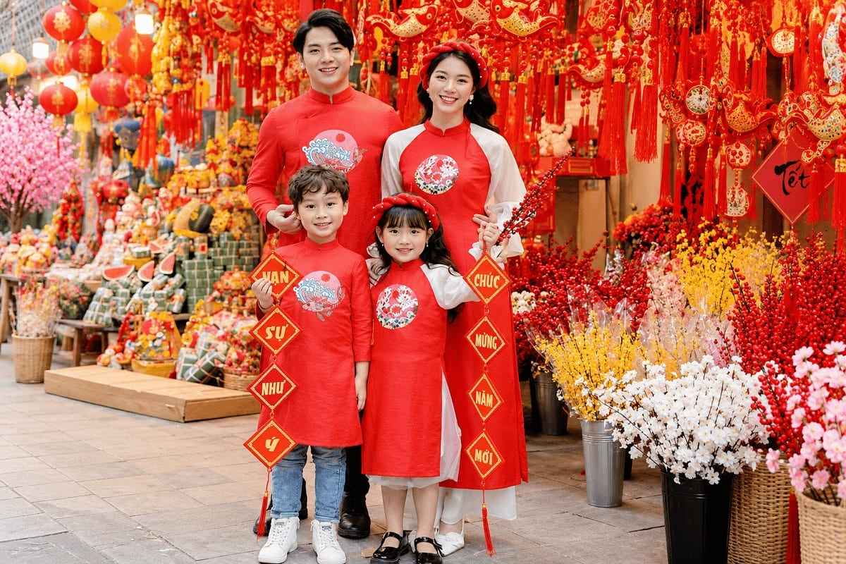 Áo dài đồng phục là lựa chọn lý tưởng cho các gia đình dịp Tết 