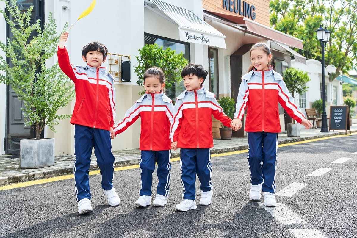 Áo khoác gió đồng phục học sinh nên có form trẻ trung