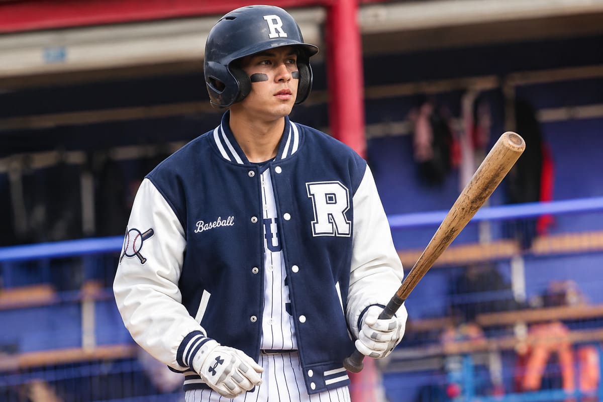 Áo khoác varsity phối tay tạo điểm nhấn khác biệt