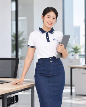 Áo polo trắng phối xanh than có form gọn gàng, dễ ứng dụng trong môi trường công sở