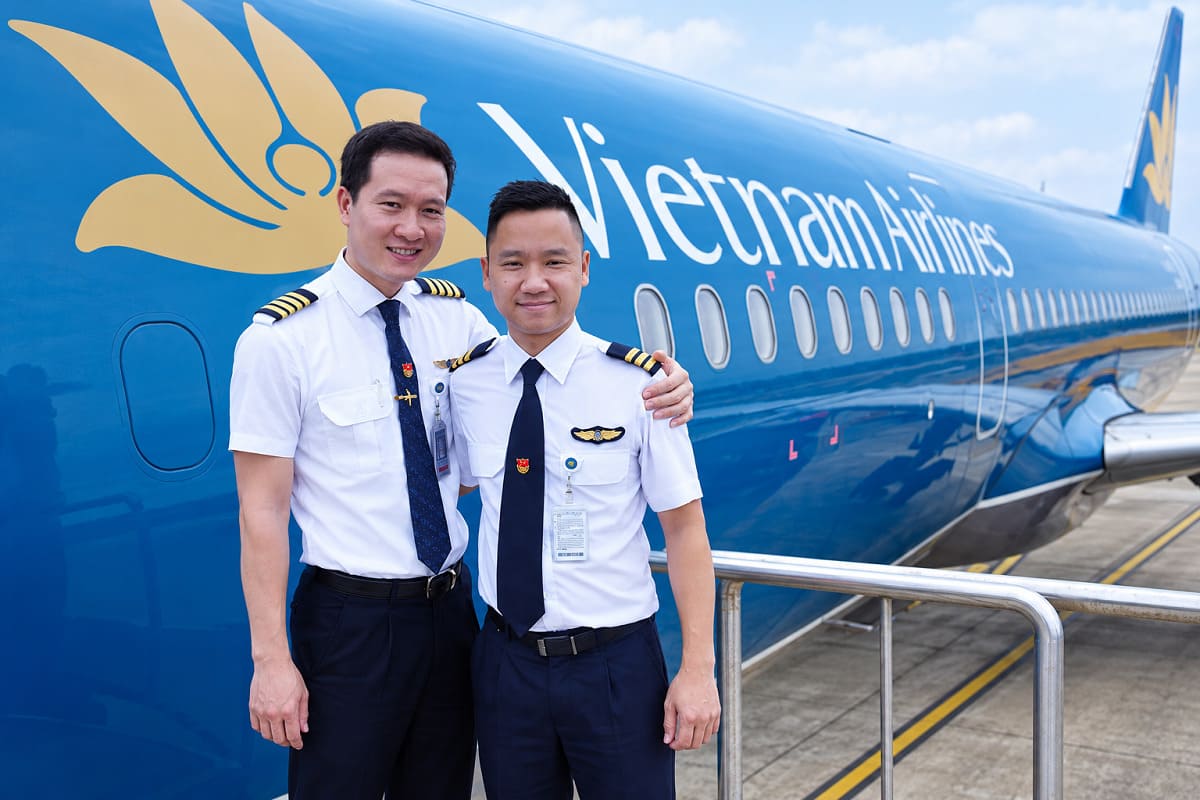 Áo sơ mi trắng phi công Vietnam Airlines nổi bật với tông trắng 