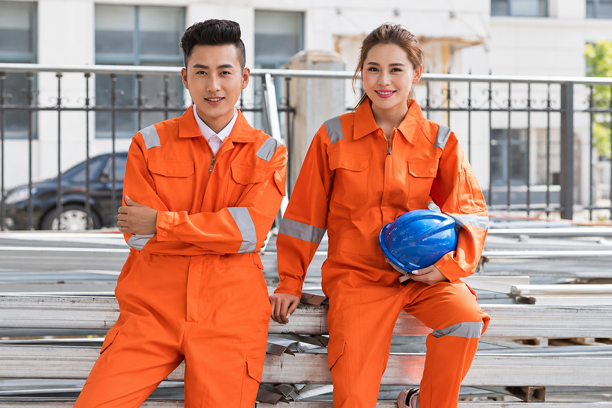 Bộ áo liền quần kỹ sư công trình giúp che phủ cơ thể tốt hơn