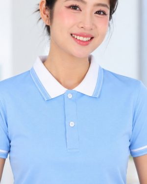Cổ bẻ trắng và bo tay phối trắng tạo điểm nhấn nổi bật trên nền áo xanh pastel