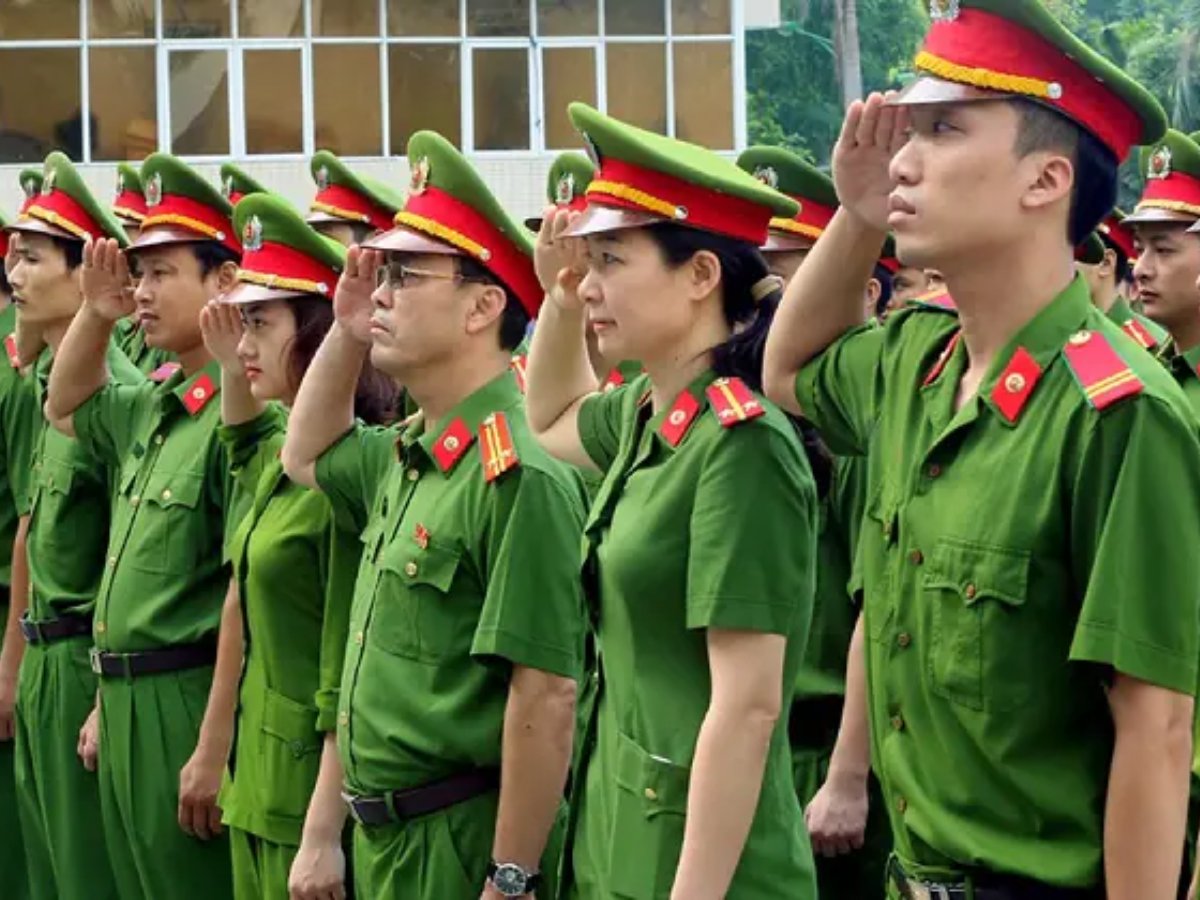Đồng phục công an kinh tế thể hiện tác phong nghiêm túc và tính thống nhất của lực lượng