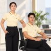 Polo vàng mơ phối cổ và bo tay nâu vàng tạo diện mạo đồng phục thanh lịch
