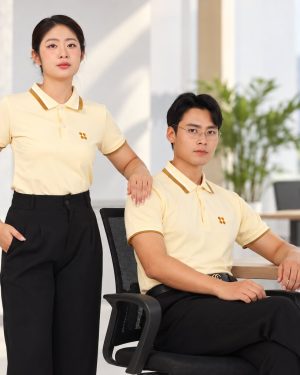 Polo vàng mơ phối cổ và bo tay nâu vàng tạo diện mạo đồng phục thanh lịch