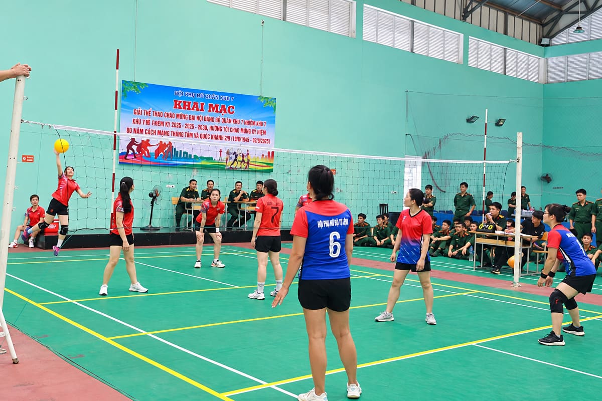 Áo đồng phục lớp, khóa quân y tự thiết kế trẻ trung, mang dấu ấn riêng