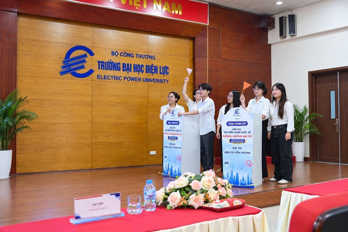 Áo sơ mi đồng phục Đại học Điện phù hợp với những hoạt động hội thảo, thuyết trình