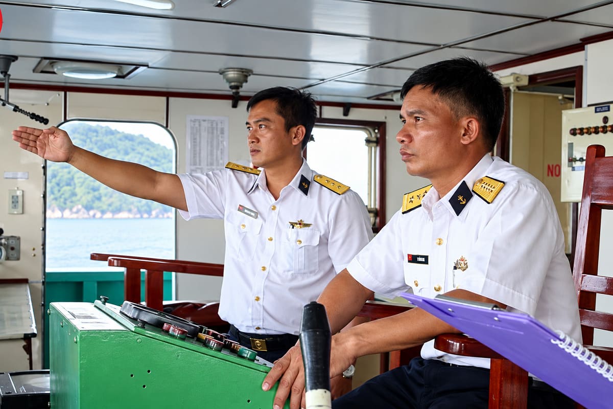 Áo sơ mi thuyền trưởng ngắn tay phù hợp với môi trường thời tiết nóng