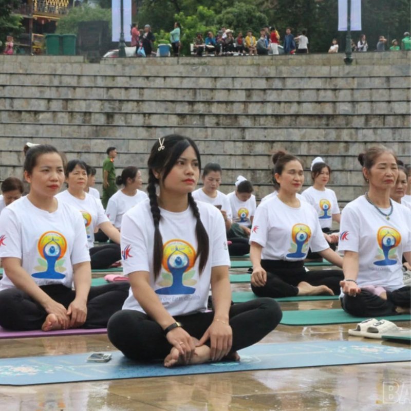 Áo yoga in slogan sự kiện, giúp các thành viên nổi bật trong hoạt động tập thể