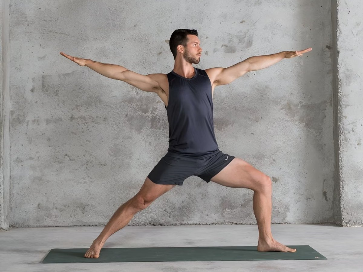 Áo yoga nam phom gọn gàng, mang lại sự thoải mái trong từng chuyển động