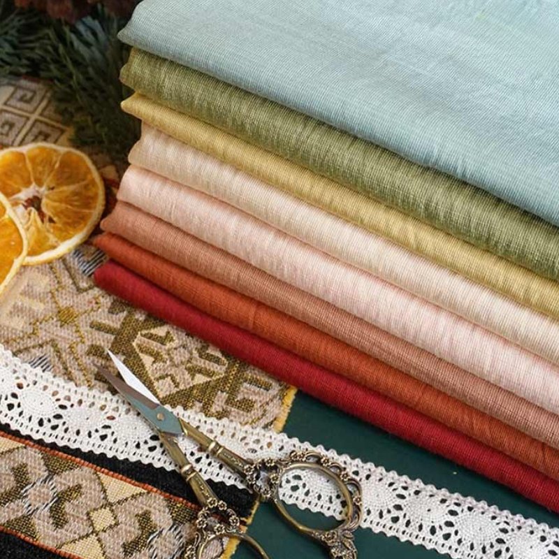 Cotton, đũi, kate và linen có đặc tính khác nhau về bề mặt, độ thoáng khí và khả năng giữ dáng trang phục