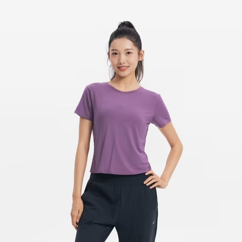 Croptop yoga trẻ trung, kết hợp quần tập cạp cao tạo tổng thể năng động