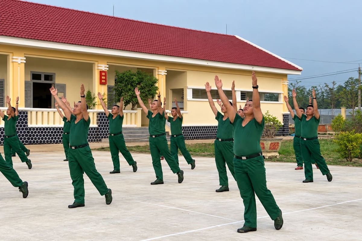 Đồng phục thể chất học viên quân y gọn nhẹ, co giãn, thoải mái khi tập luyện