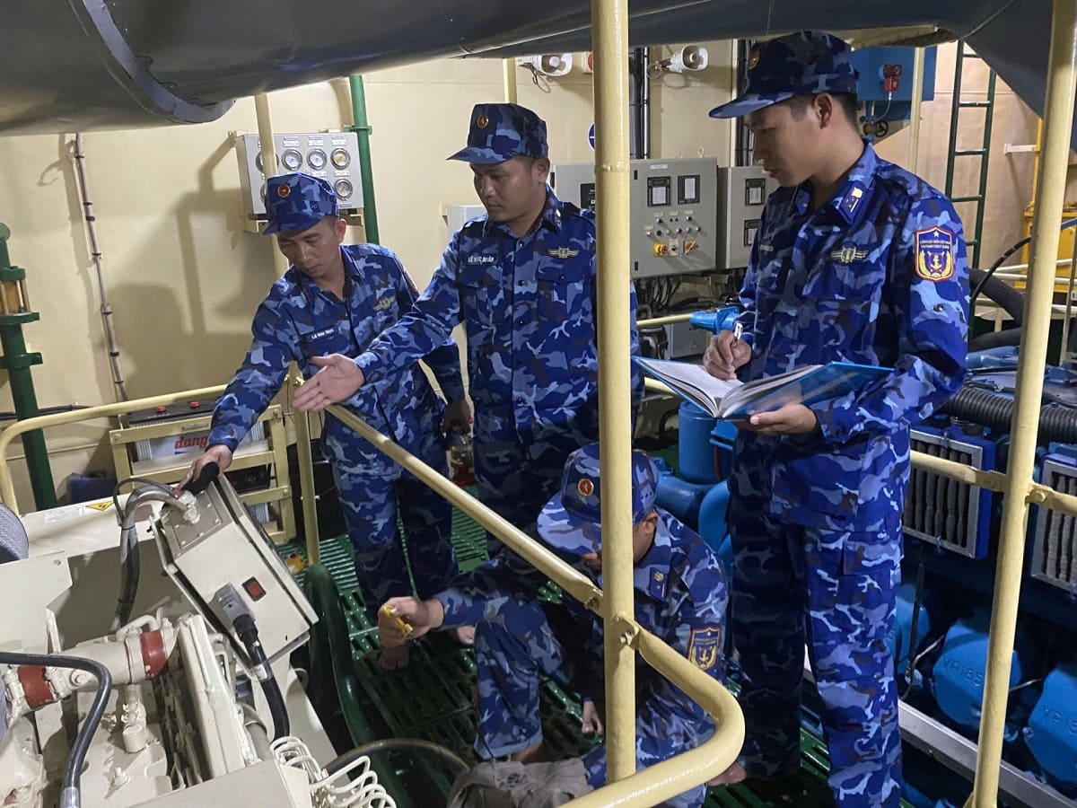 Đồng phục thuyền trưởng phong cách navy nổi bật với màu xanh đậm
