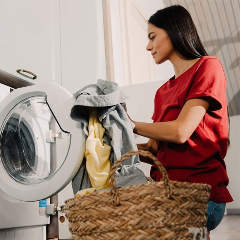 Giặt và bảo quản đúng cách giúp đồng phục đi chùa duy trì màu sắc, phom dáng bền đẹp