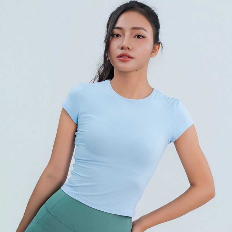 Mẫu áo thun cổ tròn đơn giản, dễ phối đồ và phù hợp với nhiều nhóm học viên