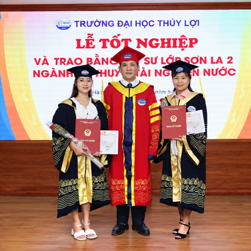 Sinh viên Đại học Thủy Lợi trong trang phục cử nhân ngày tốt nghiệp