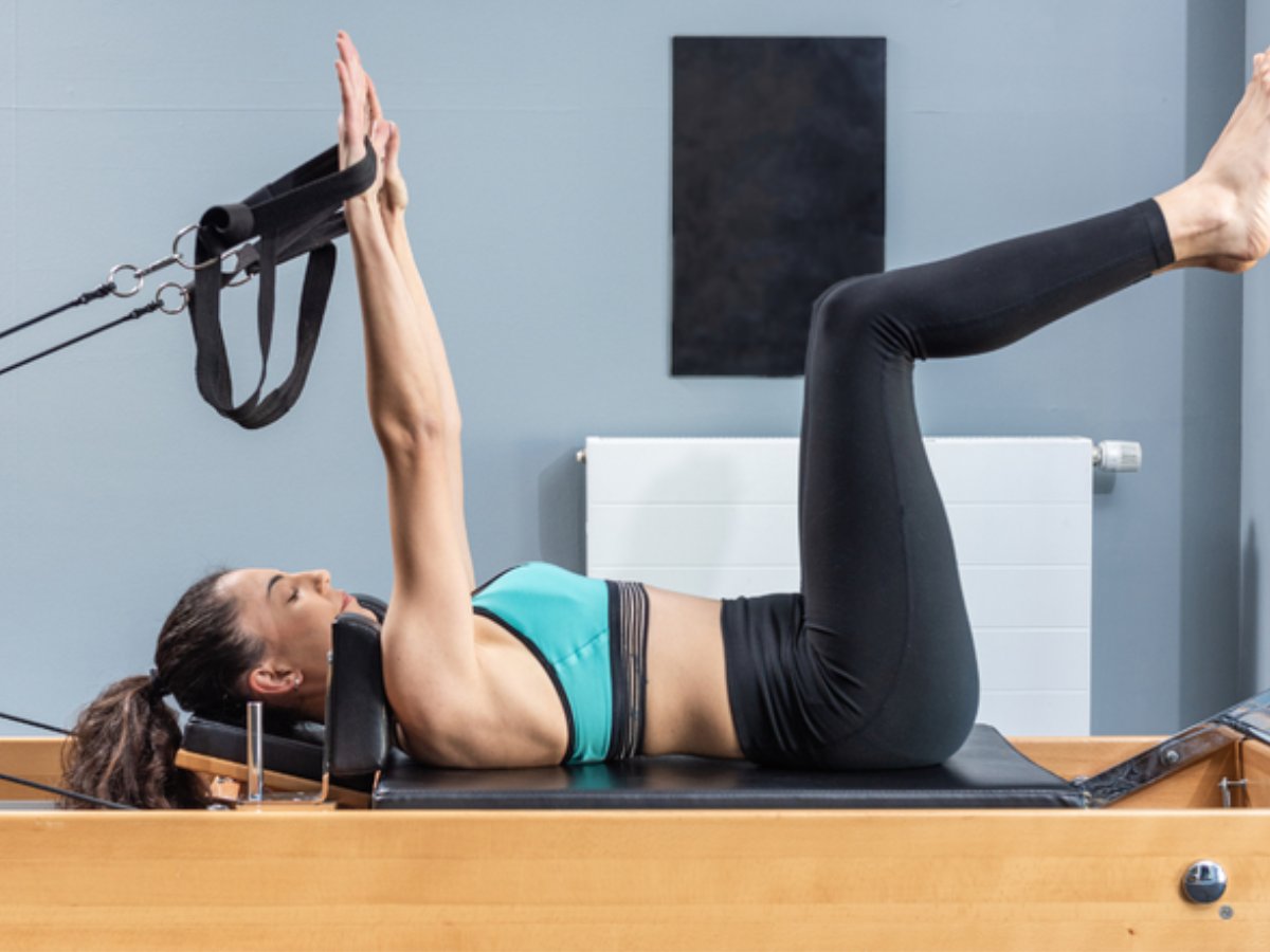 Trang phục Pilates vừa vặn, co giãn linh hoạt hỗ trợ người tập thực hiện động tác chuẩn xác và kiểm soát tư thế tốt hơn