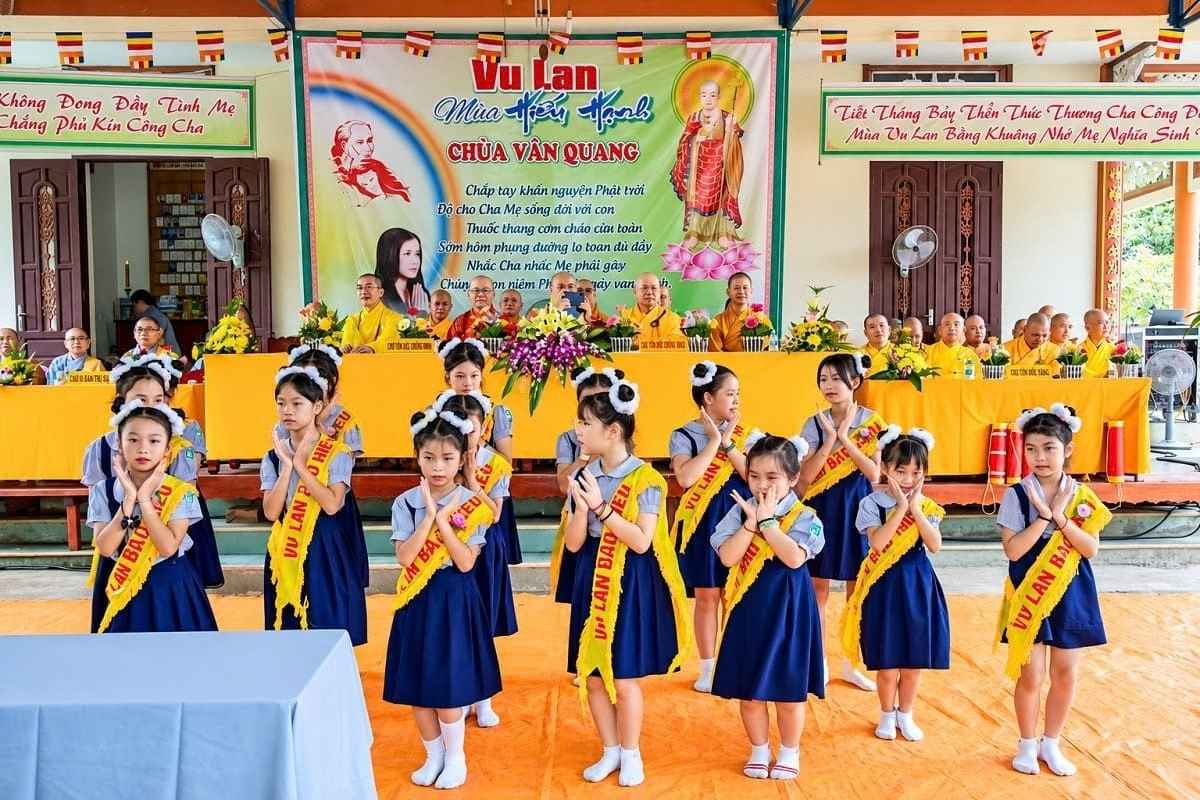 Trang phục dành cho Oanh Vũ nữ tạo vẻ ngoài duyên dáng