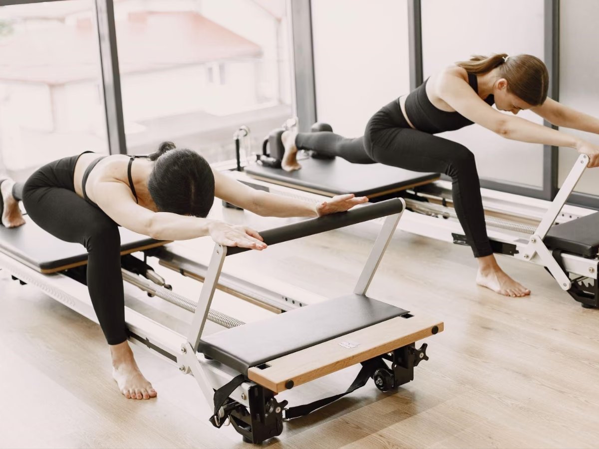 Trang phục ôm gọn hạn chế vướng víu khi luyện tập trên máy Reformer